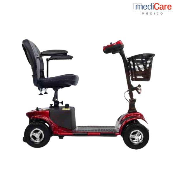 Scooter eléctrico con cuatro ruedas color rojo