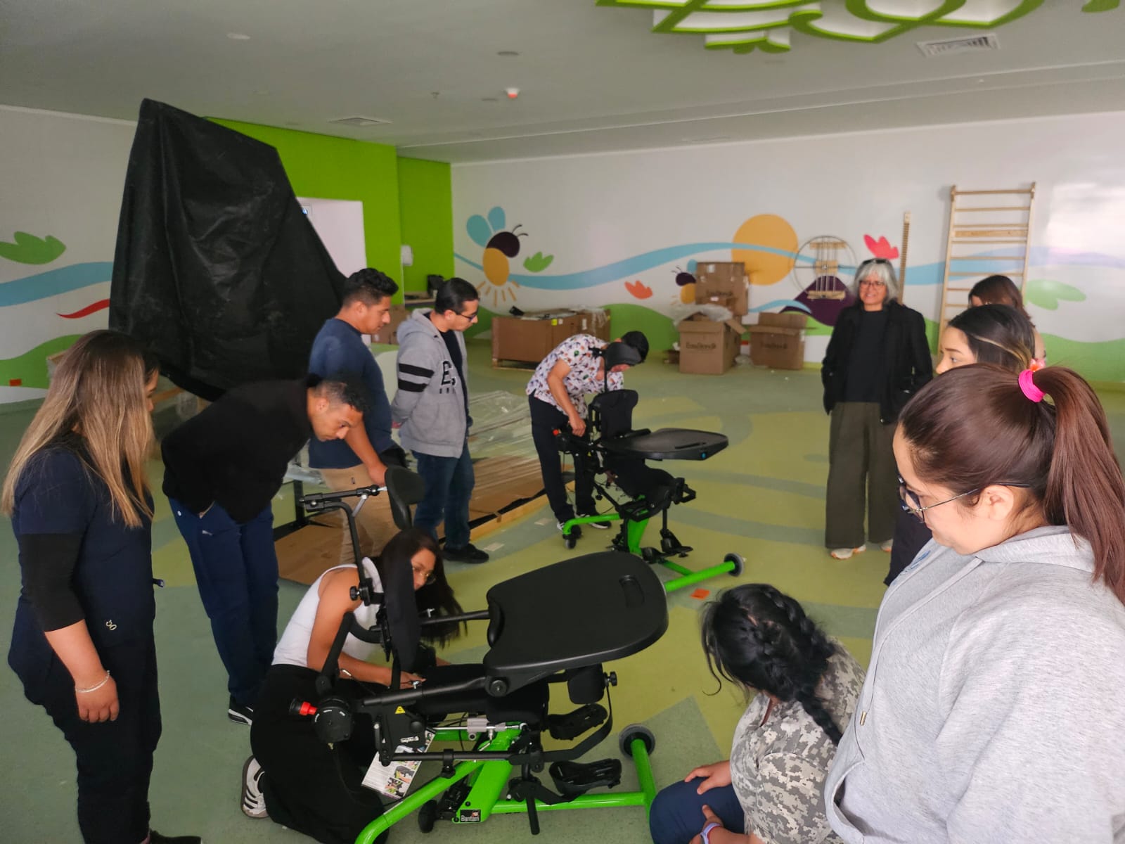 Equipo fisioterapeutas CRIAT Tlaxcala con Bipedestador Bantam EasyStand